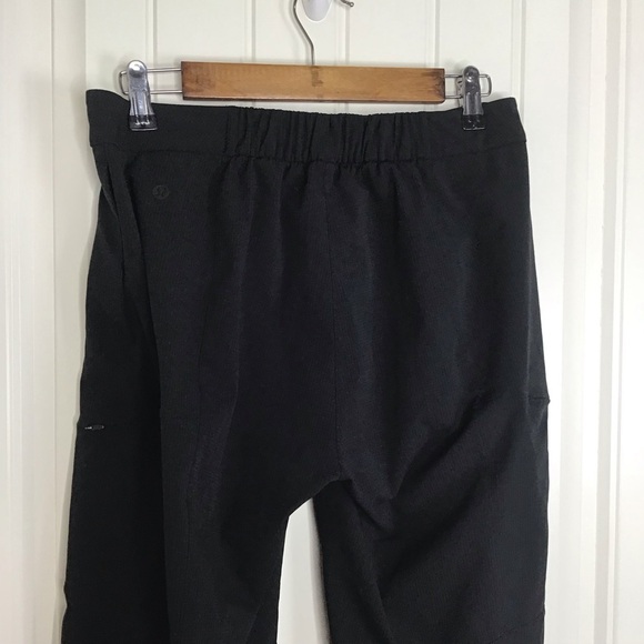 Lululemon Ventlight Cargo Mid Rise Crop in Black Size 8. - Picture 7 of 11